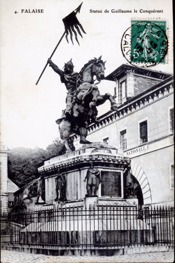 Statue de Guillaume le Conquérant, vers 1910 (carte postale ancienne). - Falaise