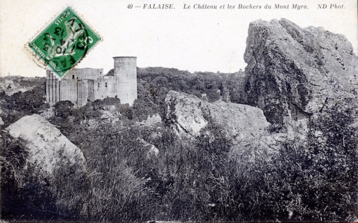 Le Château et les rochers du Mont Myra, vers 1913 (carte postale ancienne). - Falaise