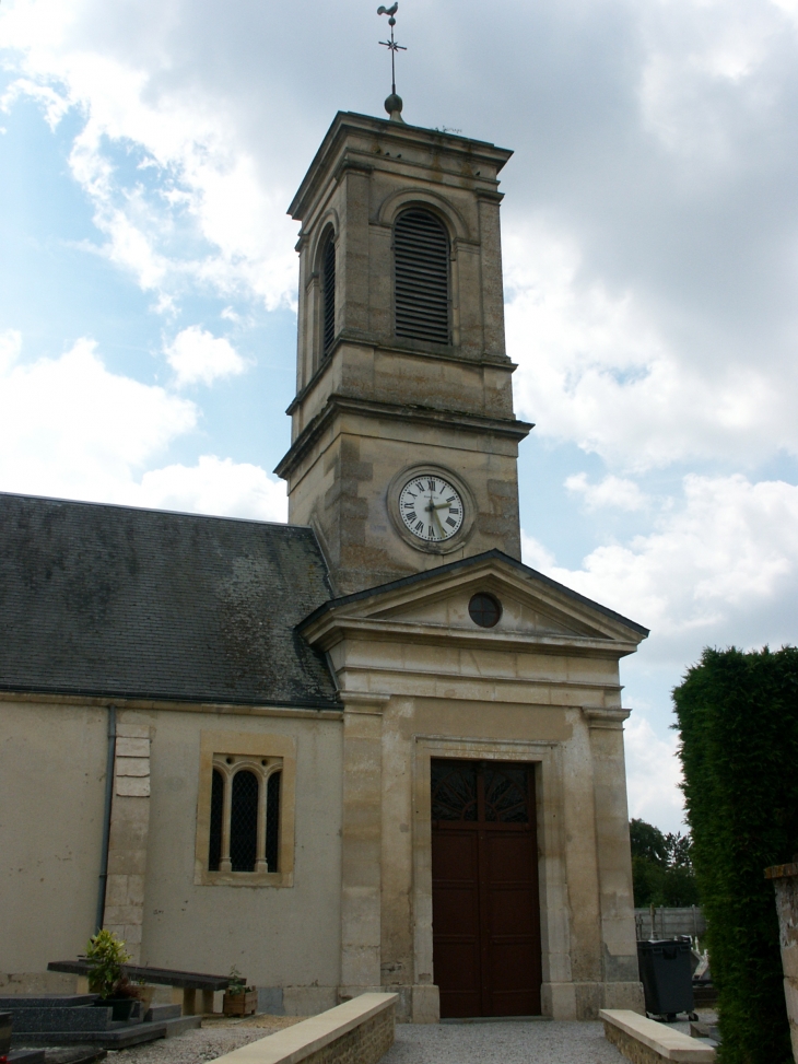 Le clocher et le portail de l'église paroissiale Saint Barthélémy. - La Hoguette