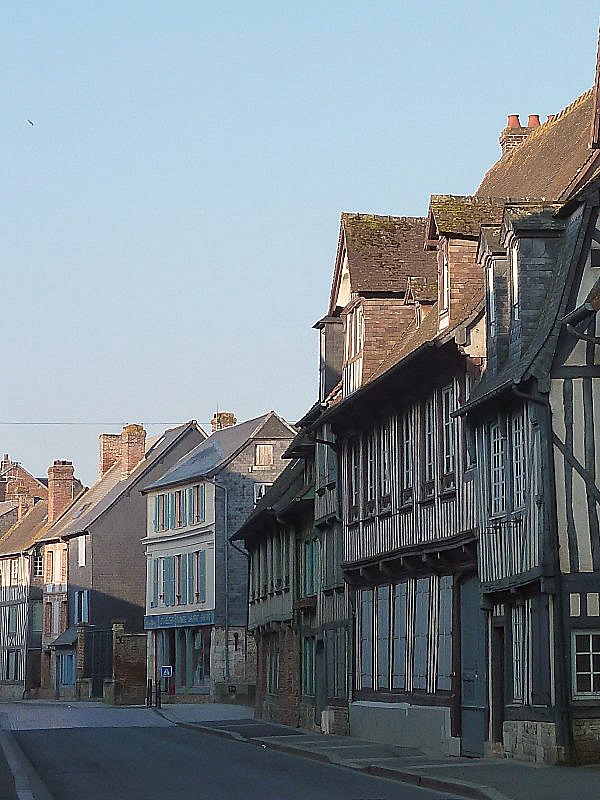 Une rue de la ville - Pont-l'Évêque