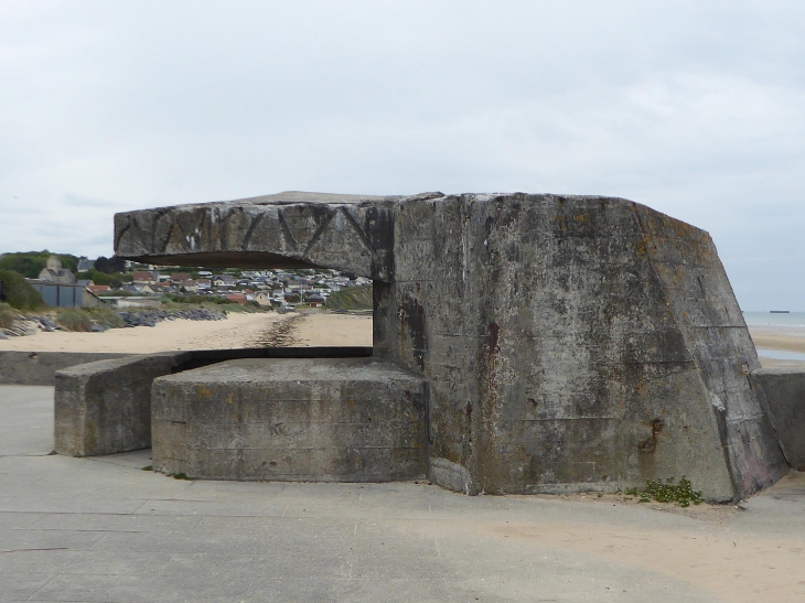 Le village vu d'un tobrouk (bunker individuel du mur de l'Atlantique) à Aneslles - Saint-Côme-de-Fresné