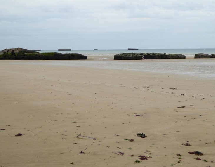 Gold beach : plage de débarquement, vestiges du port artificiel - Saint-Côme-de-Fresné