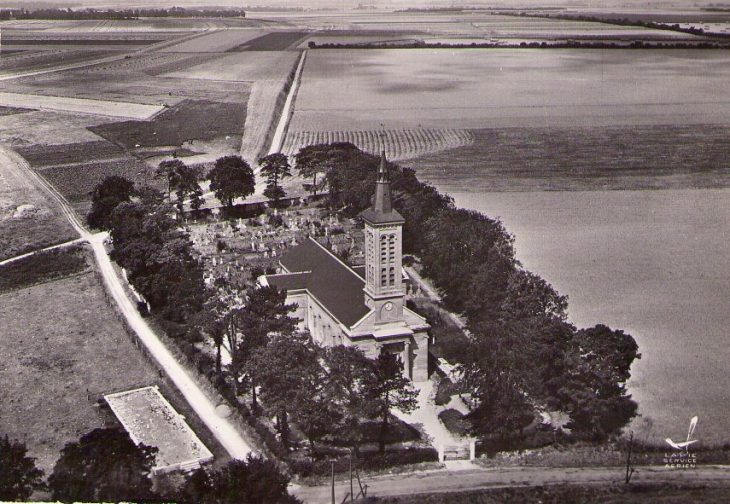 Église avec côté gauche emplacement  du  baraquement   ayant servi  d'église  provisoire1955 - Thaon