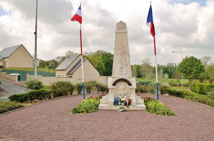 Monument-aux-Morts - Tilly-sur-Seulles
