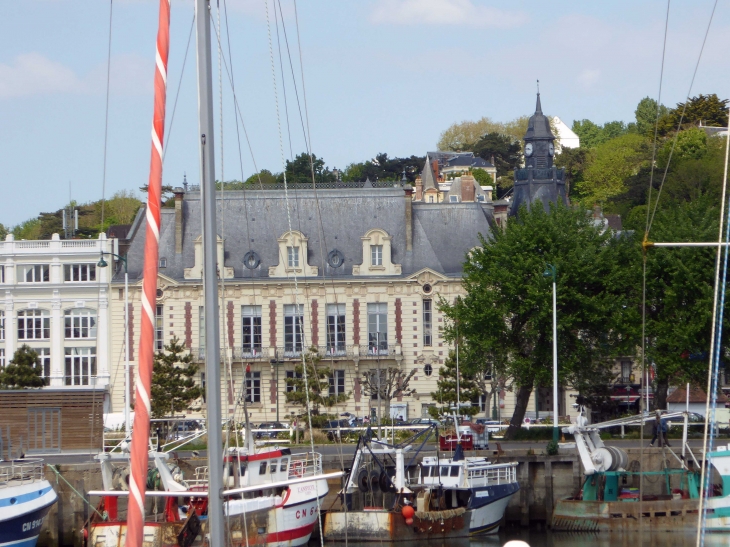 Le port et l'hôtel de ville - Trouville-sur-Mer