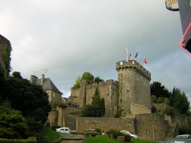 Courtine et donjon du château - Avranches