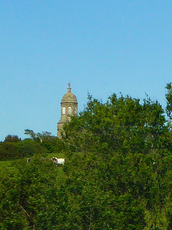 L'église vue de loin - Beaumont-Hague