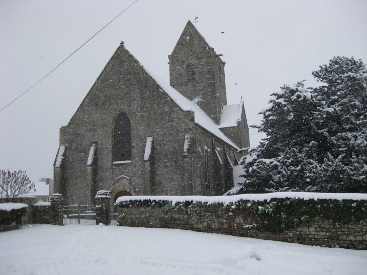 L'église de Besneville sous la neige coté entrée