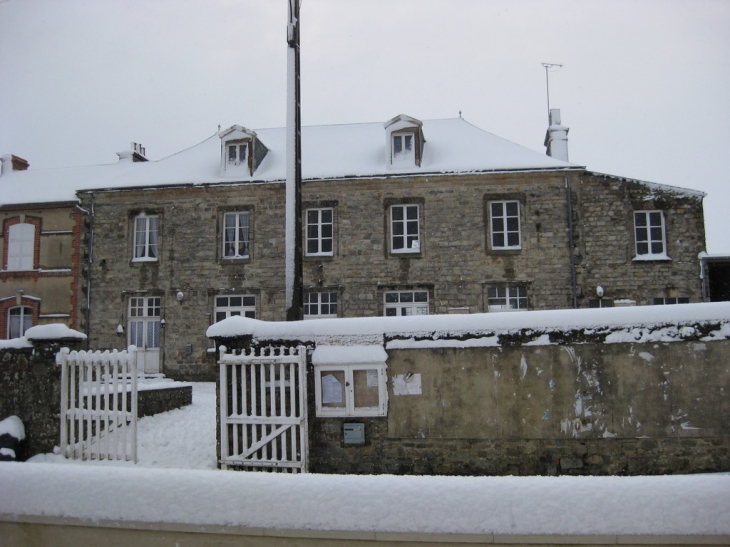 L'école des garçons et la mairie de Besneville sous la neige