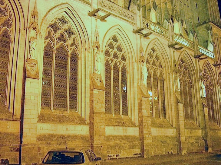 Vitraux cathédrale la nuit - Coutances