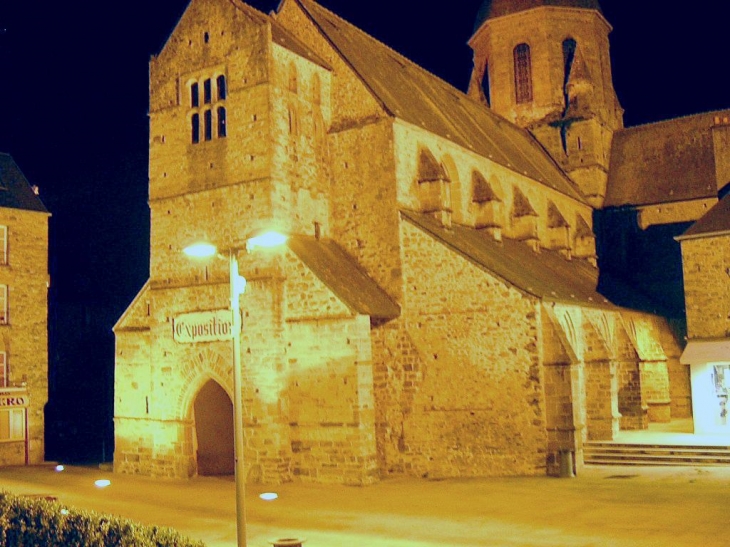 Eglise St Nicolas la nuit - Coutances