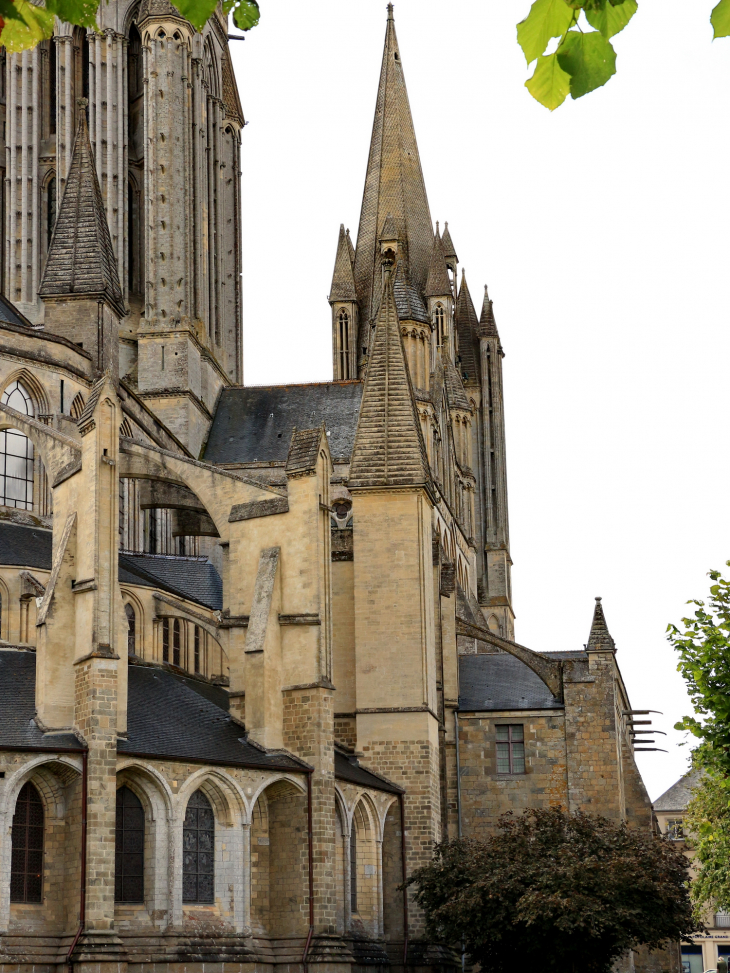 Cathedrale NOTRE DAME de COUTANCES  - BALADESENFRANCE - GUY PEINTURIER
