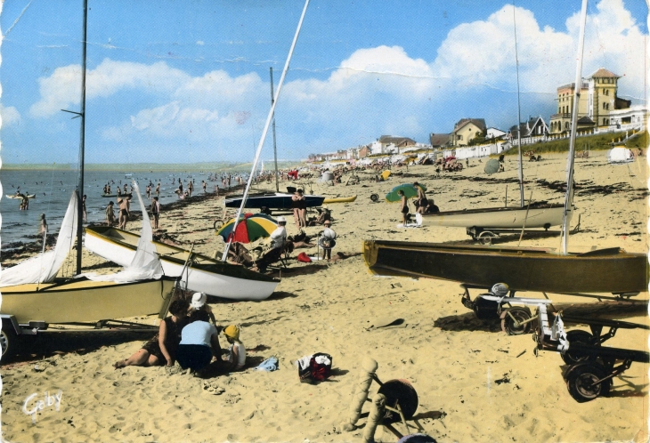 La plage et les yachts (carte postale de 1966) - Jullouville