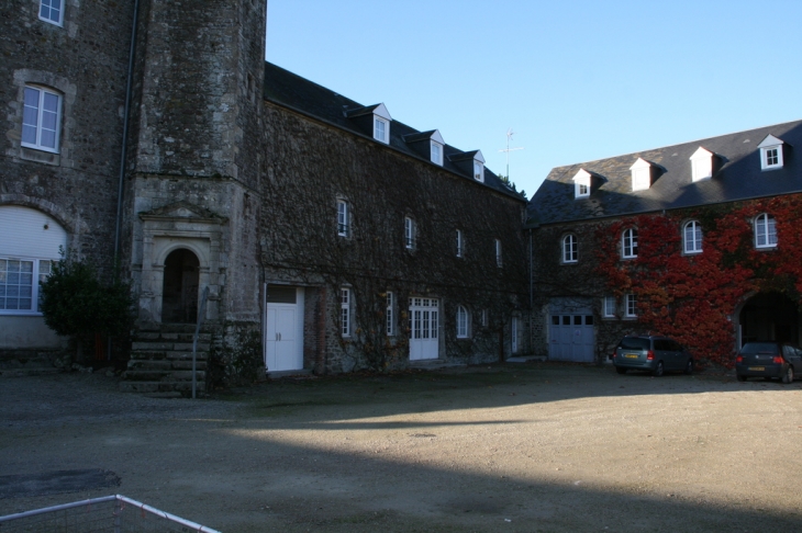 Le château, la cour d'honneur et les anciennes écuries - La Haye-du-Puits