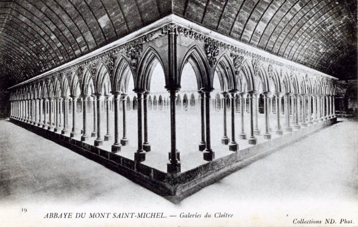 Galerie du Cloître, vers 1905 (carte postale ancienne). - Le Mont-Saint-Michel