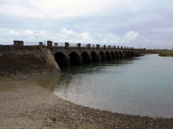 Le pont vu du bourg - Portbail