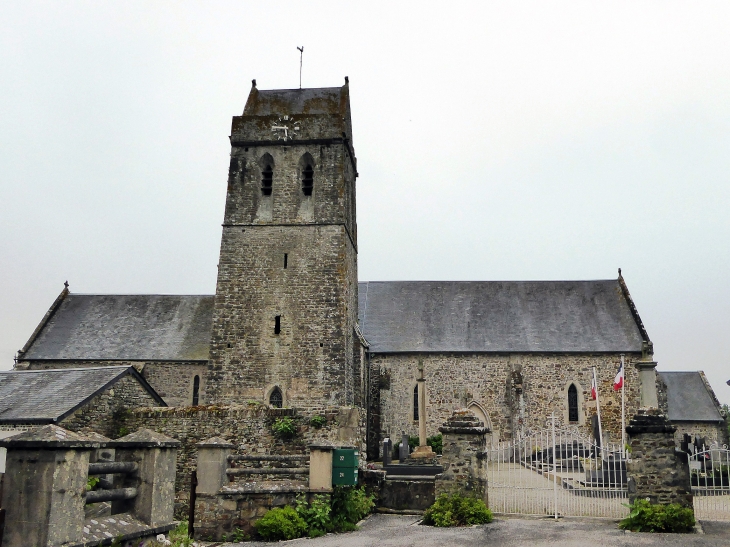 Devant l'église - Saint-Lô-d'Ourville