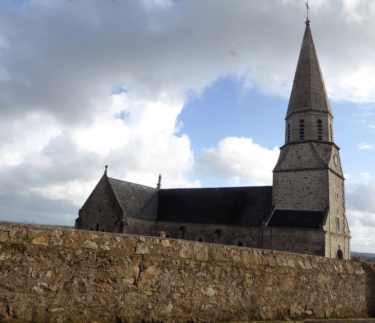 L'église. Le 1er Janvier 2016 les communes Bricquebec, Les Perques, Le Valdécie, Quettetot, Saint-Martin-le-Hébert et Le Vrétot  ont fusionné pour former la nouvelle commune Bricquebec-en-Cotentin.