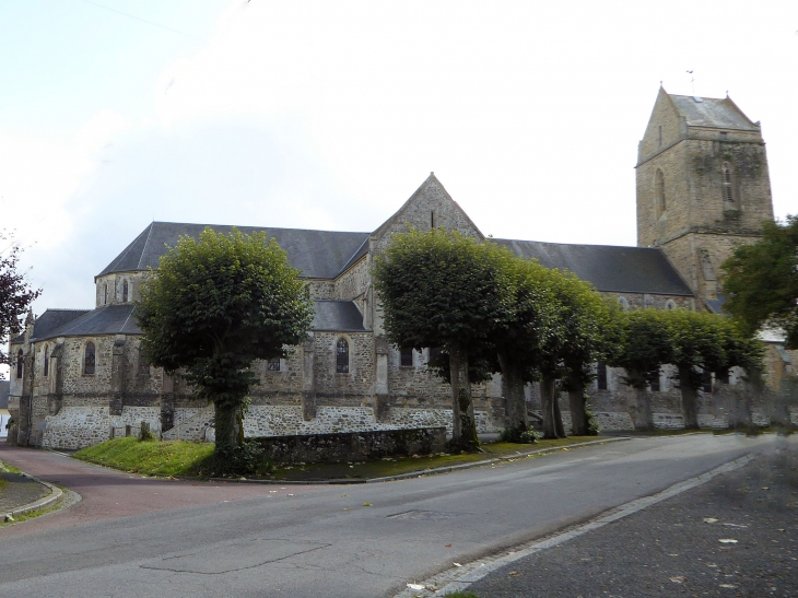 Petite place devant la grande église - Saint-Sauveur-Lendelin