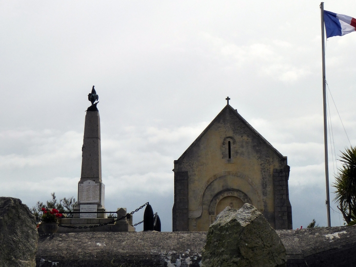La chapelle des marins et le monument aux morts - Saint-Vaast-la-Hougue