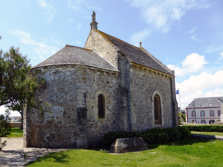 Derrière la chapelle des marins  - Saint-Vaast-la-Hougue