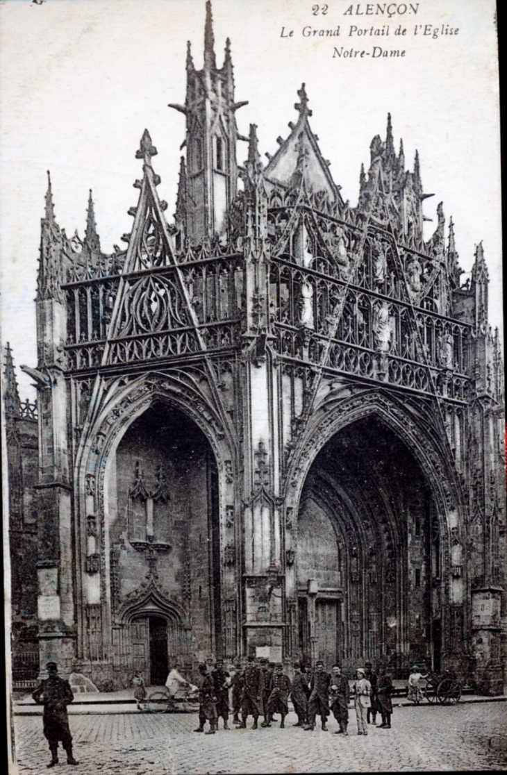 Le grand Portail de l'Eglise Notre Dame, vers 1919 (carte postale ancienne). - Alençon