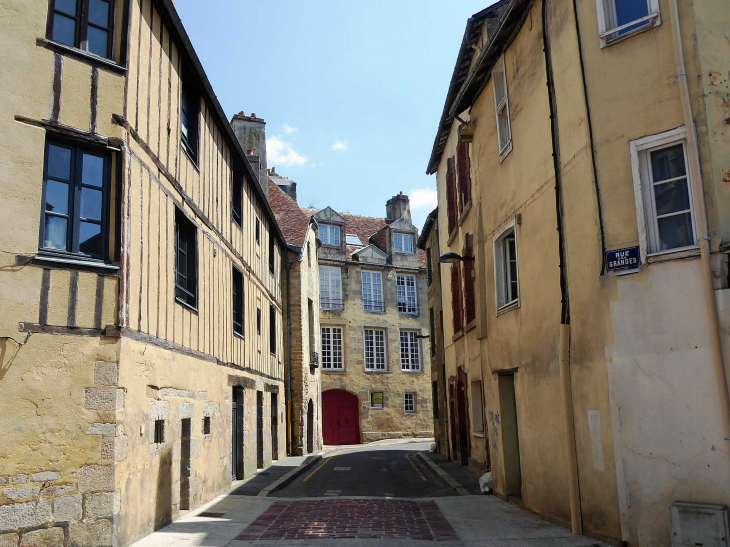 Le centre ville : rue aux Granges - Alençon
