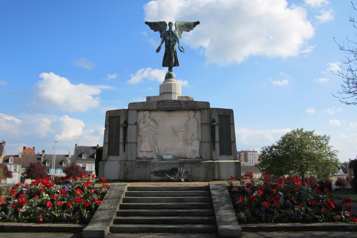 Le monument aux morts d'ARGENTAN.