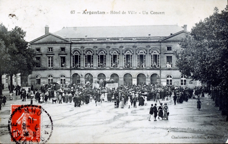 Hotel de ville - un concert, vers 1910 (carte postale ancienne). - Argentan