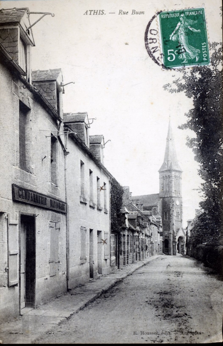 Rue Buon , vers 1910 (carte postale ancienne). - Athis-de-l'Orne