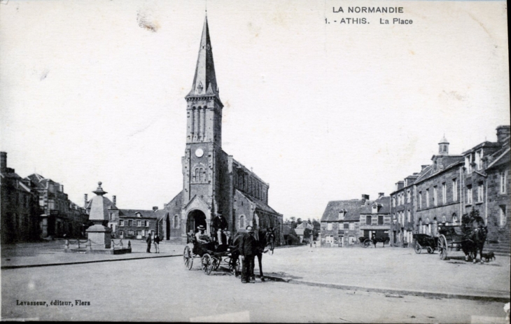 La Place, vers 1916 (carte postale ancienne). - Athis-de-l'Orne