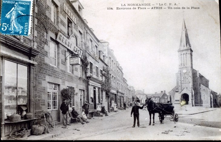 Un coin de la Place, vers 1909 (carte postale ancienne). - Athis-de-l'Orne