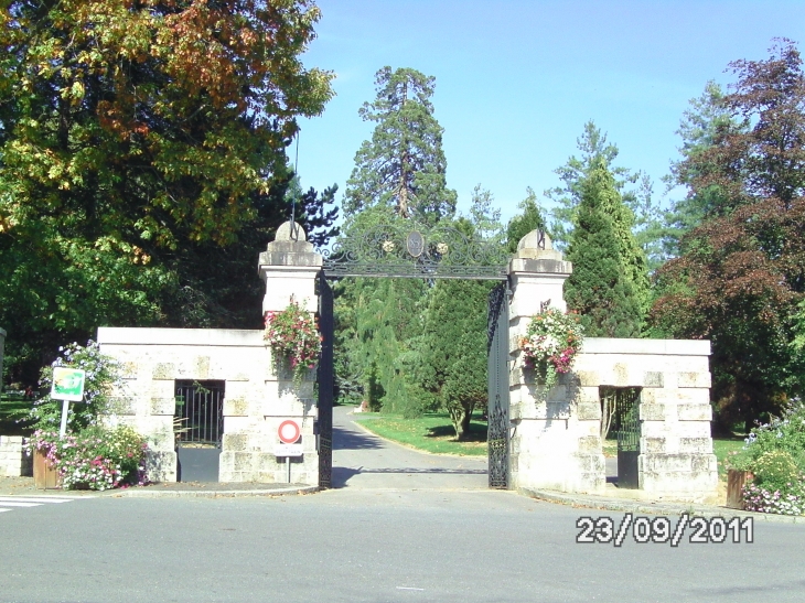 Entrée du château (Mairie) - Bagnoles-de-l'Orne