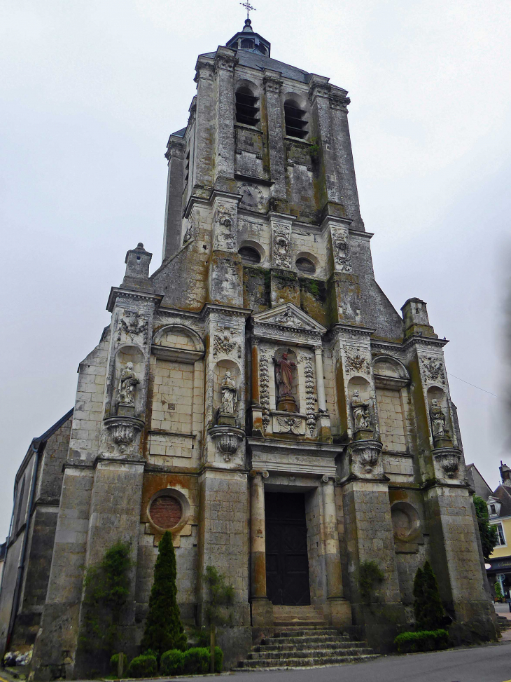 La façade de l'église Saint Sauveur - Bellême