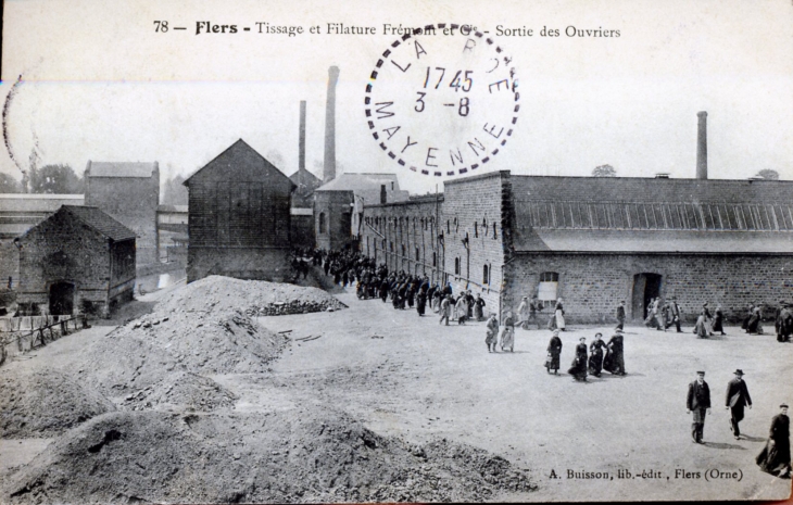 Tissage et Filature Frémont et Cie - Sortie des Ouvriers, vers 1907 (carte postale ancienne). - Flers