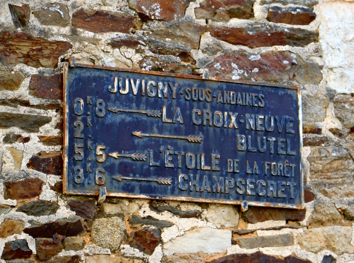 Ancien panneau de signalisation. - Juvigny-sous-Andaine