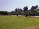 le parc public  : vue sur le clocher de l'église Saint Jean