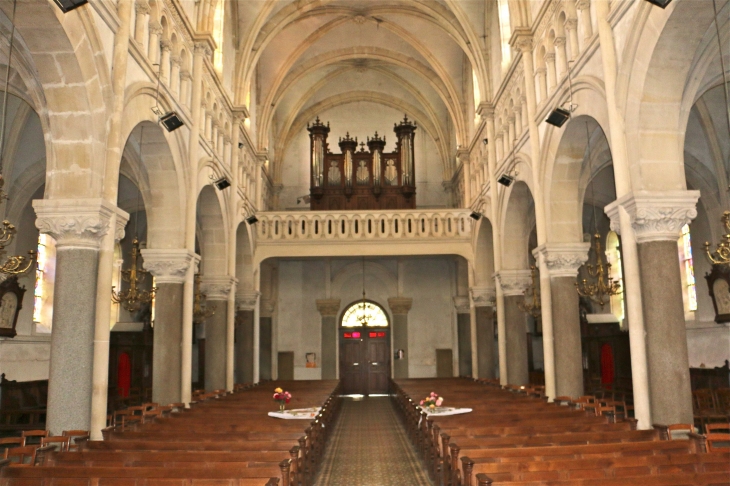 La nef vers le portail. L'église Sainte Marie Madeleine - La Chapelle-d'Andaine