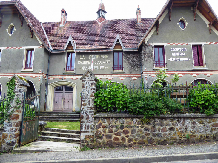 L'ancienne mairie école - La Perrière