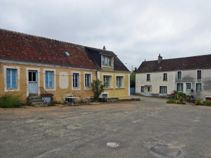 La grand Place du village - La Perrière