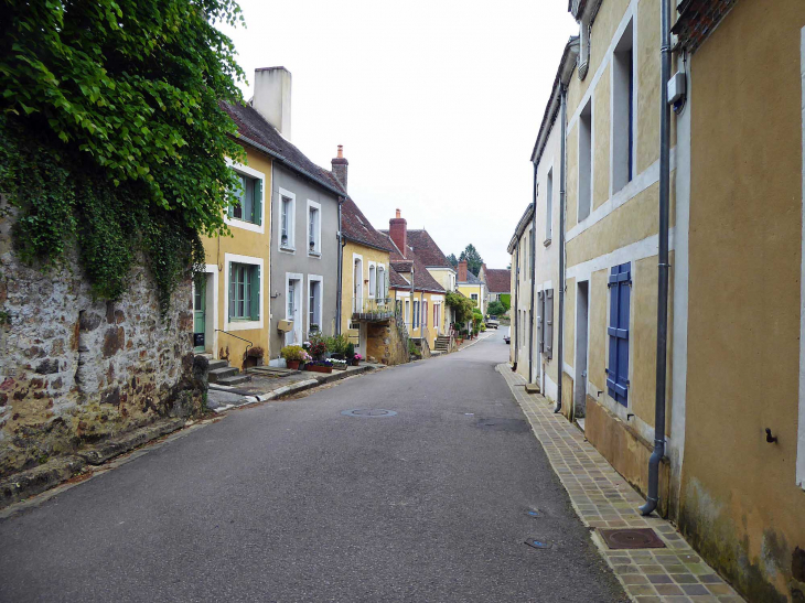 Une rue du village - La Perrière