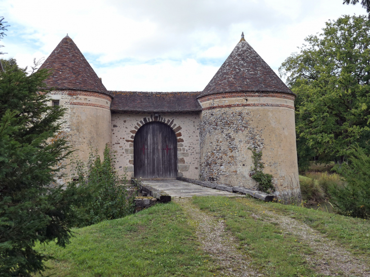 La maison seigneuriale : les tours d'entrée - La Ventrouze