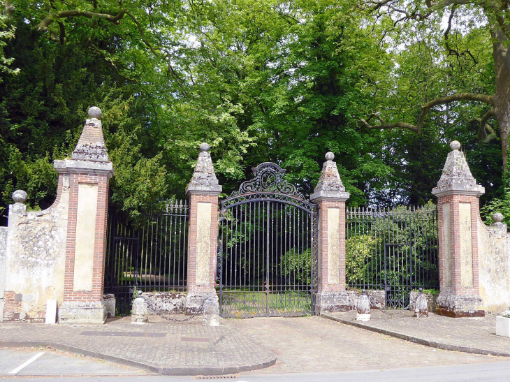 L'entrée du parc du château - Longny-au-Perche