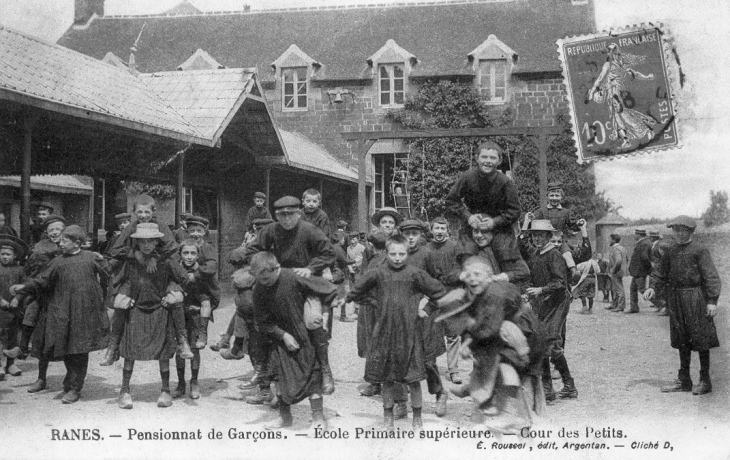 Vers 1908, pensionnat de garçons (carte postale ancienne) - Rânes