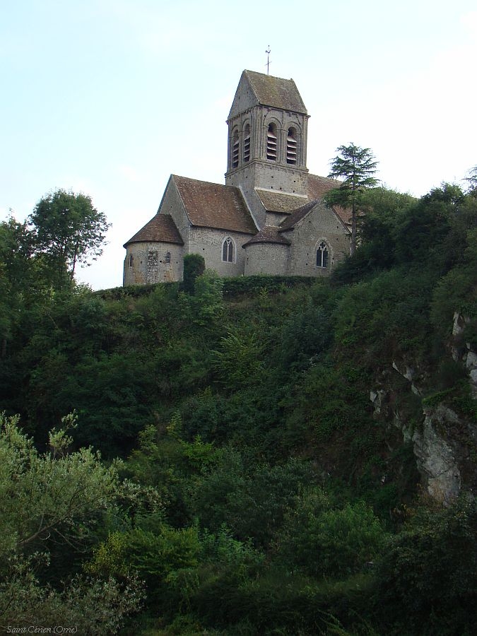 L'eglise de Saint Ceneri vue du pont. - Saint-Céneri-le-Gérei