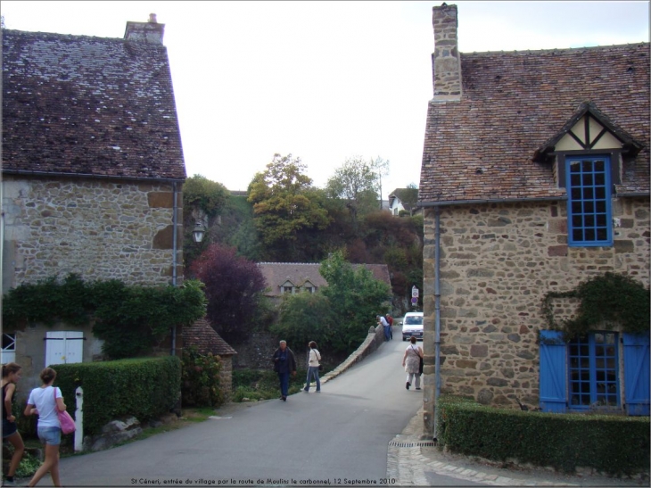 L'entrée du village par la route de Moulins le Carbonnel. - Saint-Céneri-le-Gérei