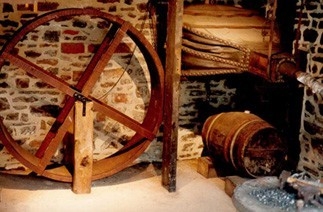 Saint-Cornier-des-Landes L'intérieur du musée des cloutiers comprend une roue, un soufflet, une enclume et la cheminée. Des démonstrations sont effectuées tous les jeudis pendant la période estivale, ou sur rendez-vous.
