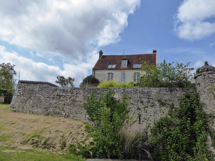 Maison au dessus des remparts - Sérigny