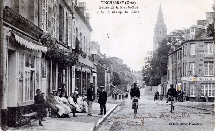 Entrée de la Grande Rue près le champ de foire, vers 1916 (carte postale ancienne). - Tinchebray