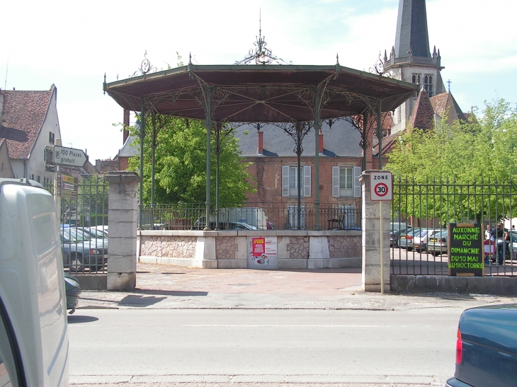 Kiosque derrière la mairie - Auxonne